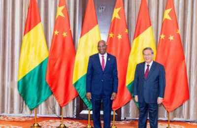 Guinée-Chine : les PM Bah Oury et Li Qiang scellent un nouveau pacte stratégique autour de Simandou et des investissements